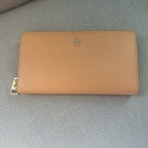 Tory Burch camel colored wallet barely used and very functional.